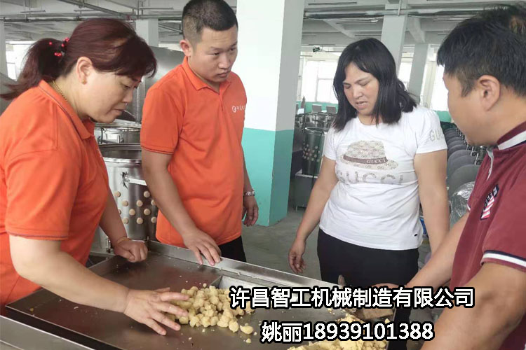 河南周口客戶自帶原料到許昌智工考察、試機(jī)制餡機(jī)?。ㄗ龈恻c）